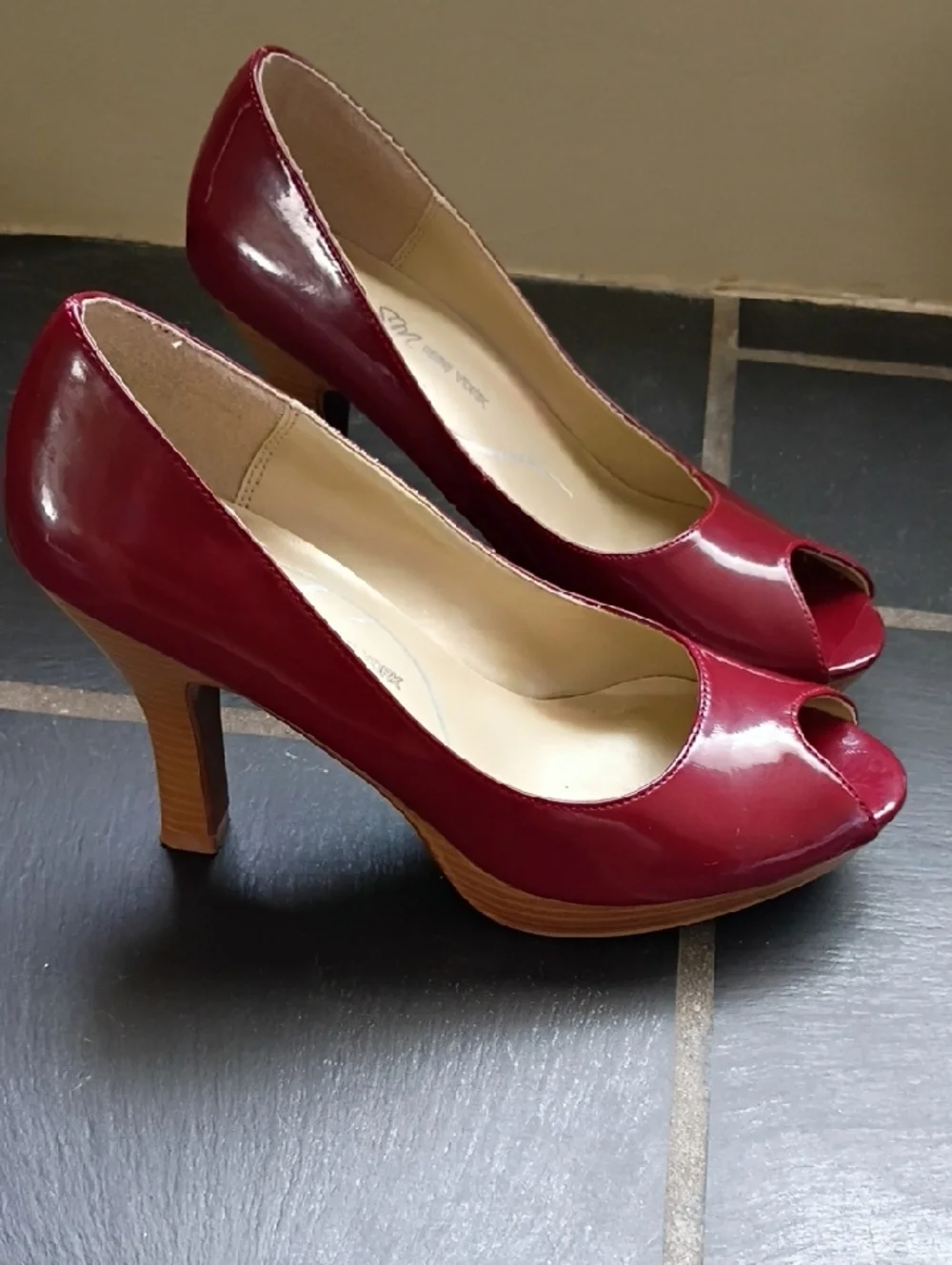 SM New York Red Peep-Toe Patent Pumps | Size 7 - Picture 6 of 7